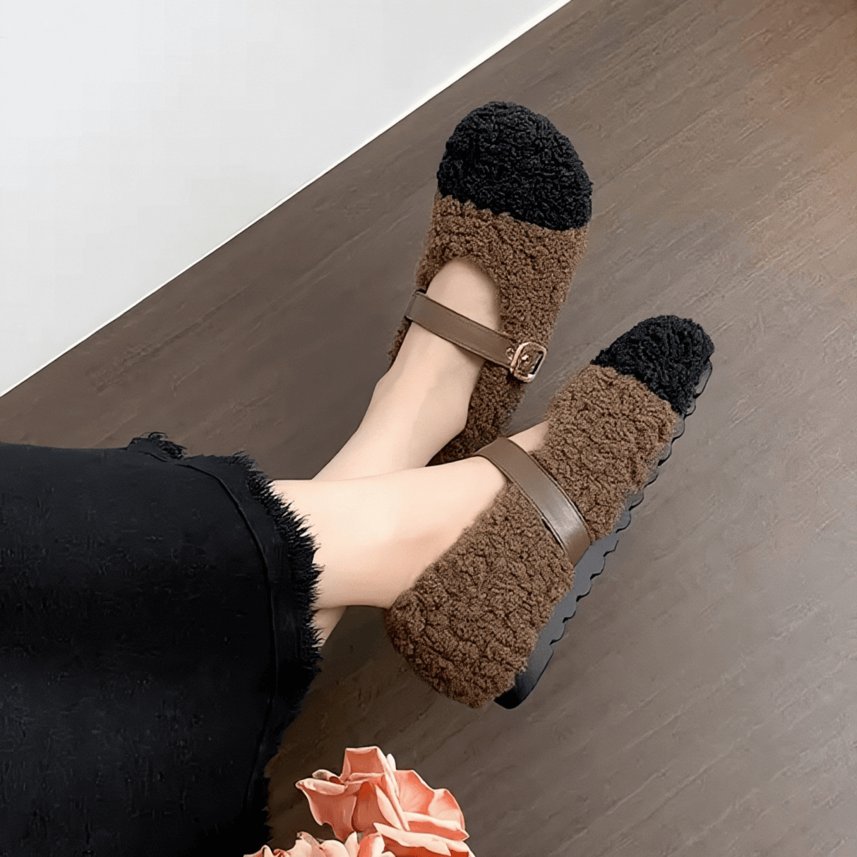 CuddleFlex – Plyschiga Cozy Skor med Guldspänne & Tvåfärgad Komfort för Inomhus och Lätt Utomhusbruk