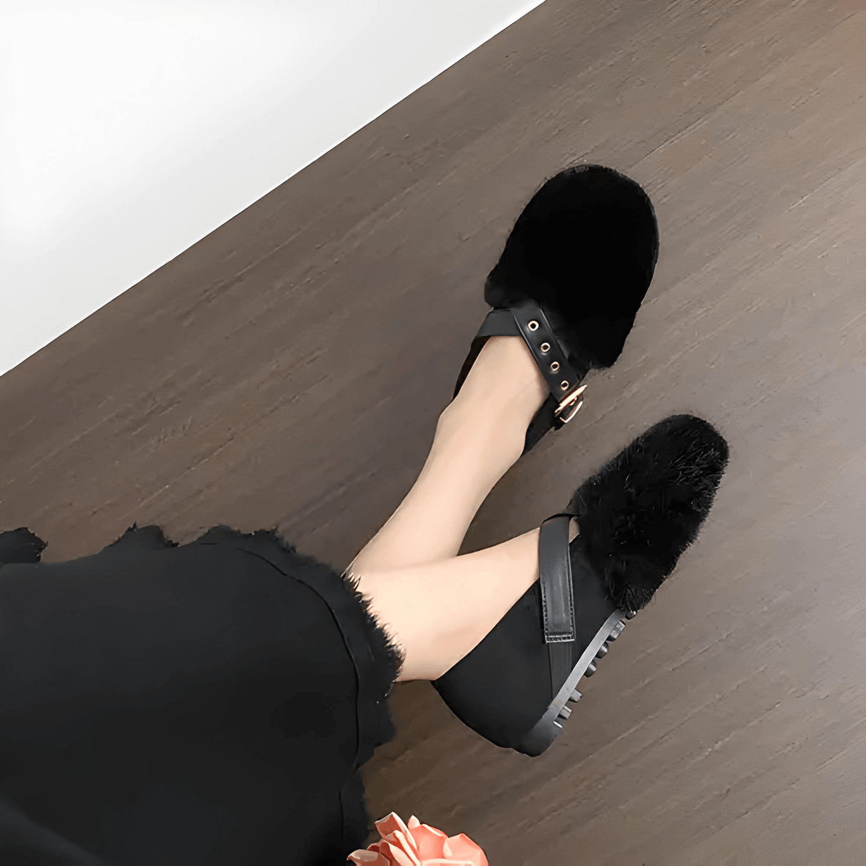 FurVibe – Plyschiga Cozy Skor med Guldspänne & Halkfri Sula för Inomhus och Lättare Utomhusbruk