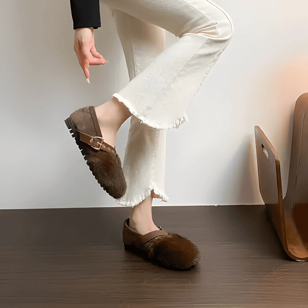 FurVibe – Plyschiga Cozy Skor med Guldspänne & Halkfri Sula för Inomhus och Lättare Utomhusbruk