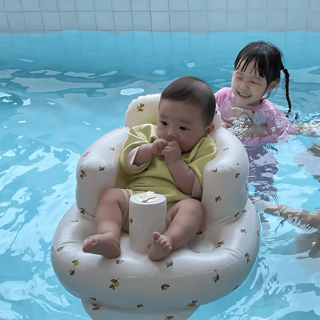 BabyNest – Uppblåsbar Babyfåtölj i PVC för Matning, Bad & Lek