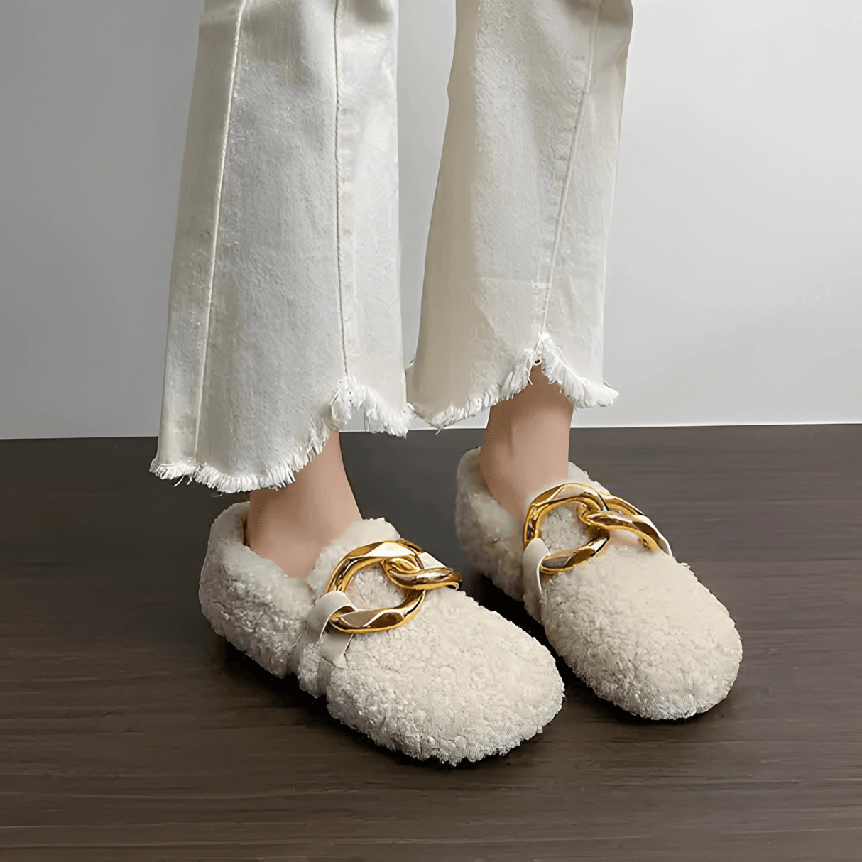 CozyGleam – Plush Faux Fur Cozy Shoes med Guldspänne och Teddy-Textur för Hem och Utomhus