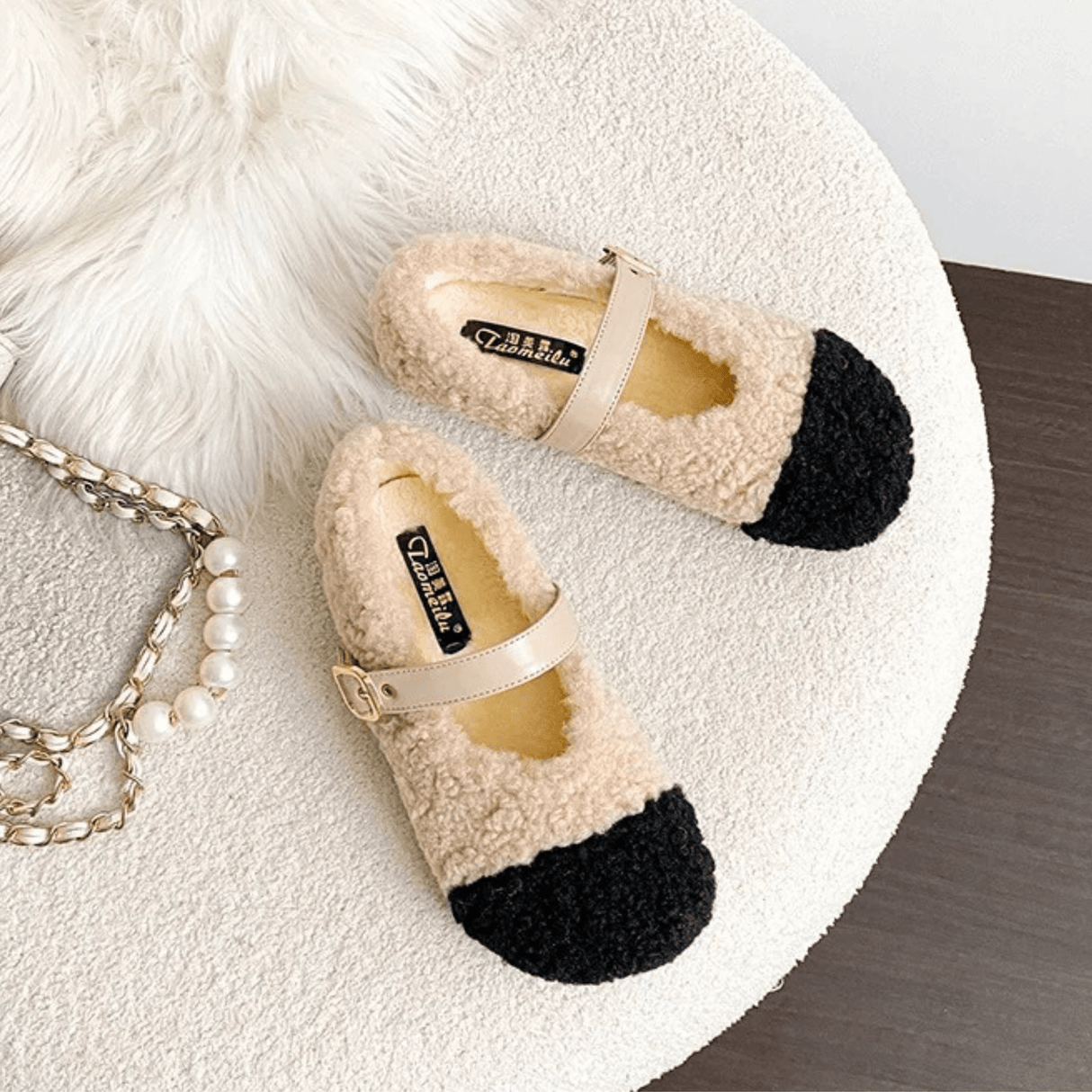 CuddleFlex – Plyschiga Cozy Skor med Guldspänne & Tvåfärgad Komfort för Inomhus och Lätt Utomhusbruk