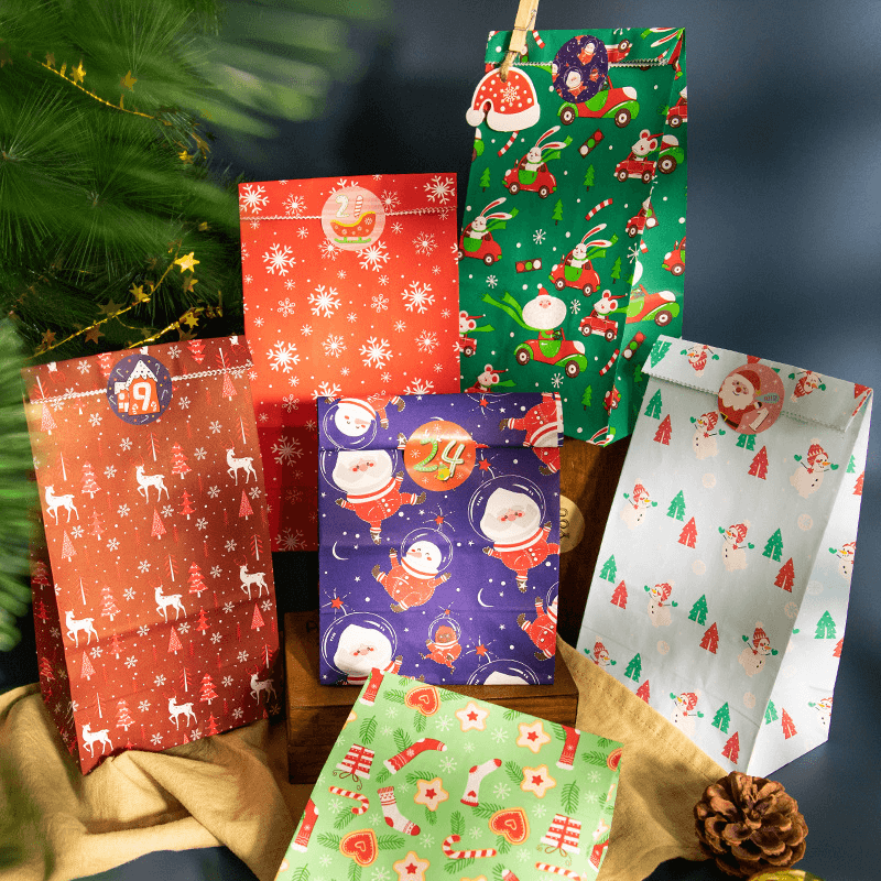 24x Multicoloured kerstcadeauzakjes - kant-en-klare cadeauzakjes