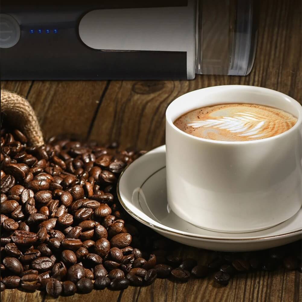 NomadoBrew - Draagbaar koffiezetapparaat voor op reis en op de camping | Draadloos koffiezetten met capsules en gemalen koffie