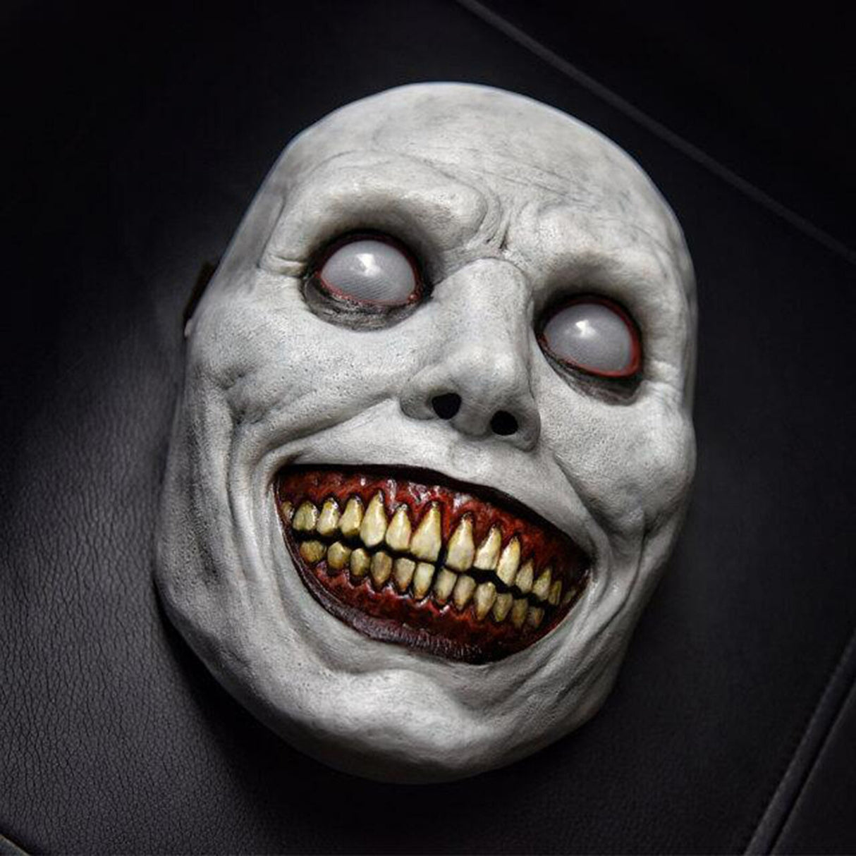 Wit horrormasker - Perfect voor Halloweenfeestjes en griezelige decoraties