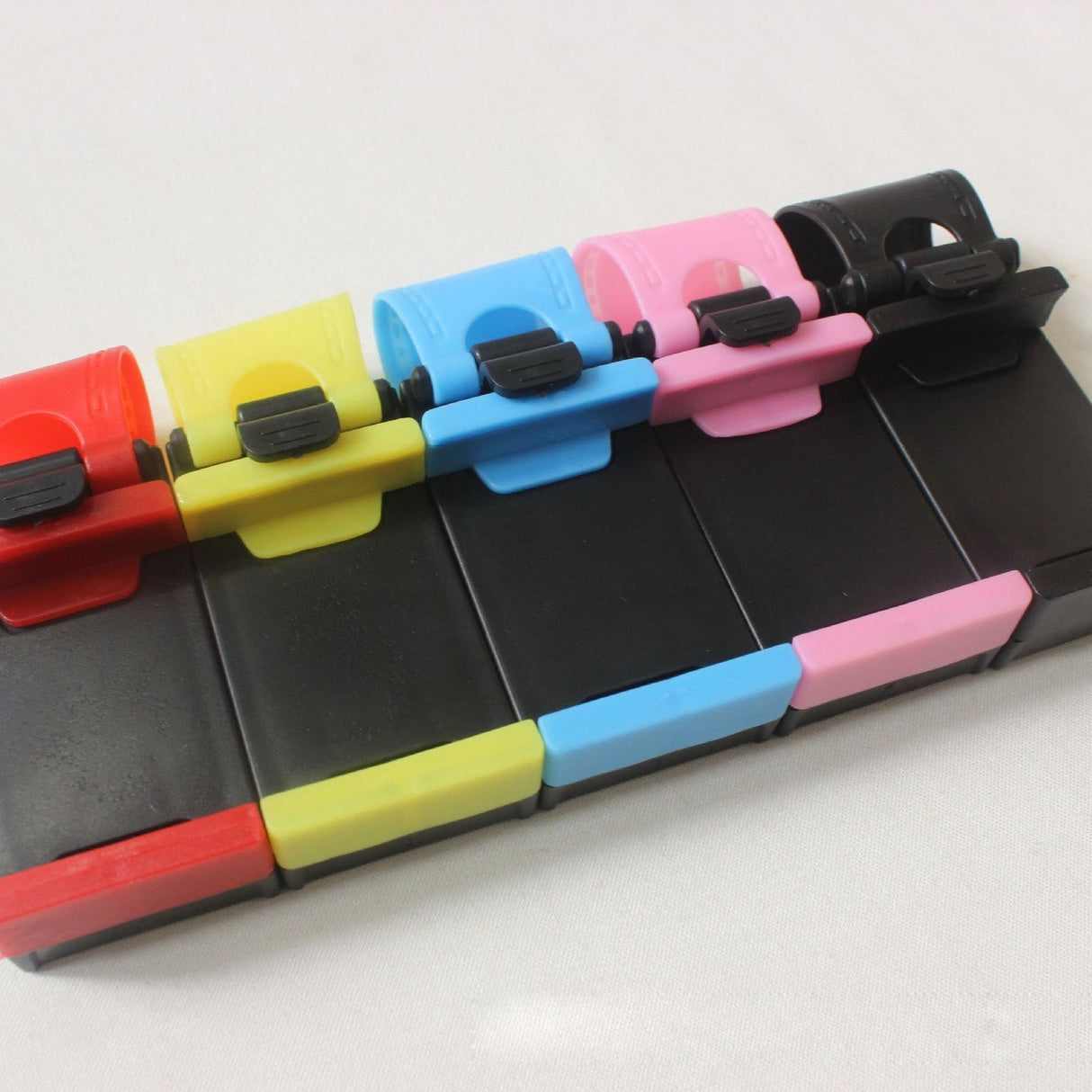 Universele houder voor mobiele telefoon aan het stuur