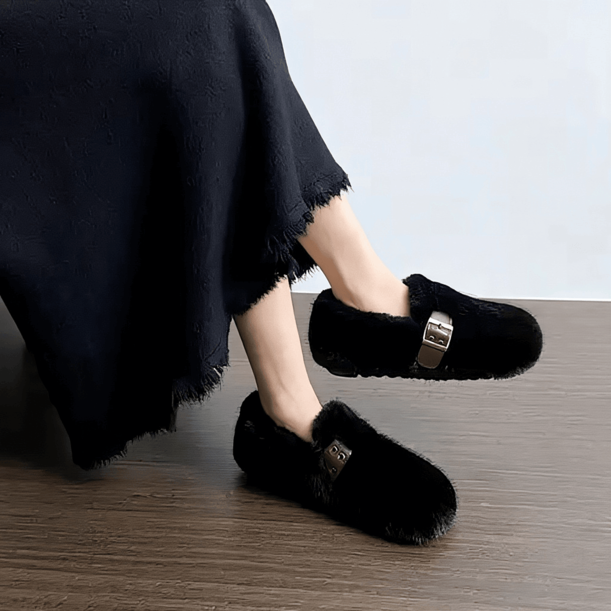 FurLush – Faux-Fur Skor med Justerbar Rem & Plyschig Komfort för Inomhus och Lätt Utomhusbruk