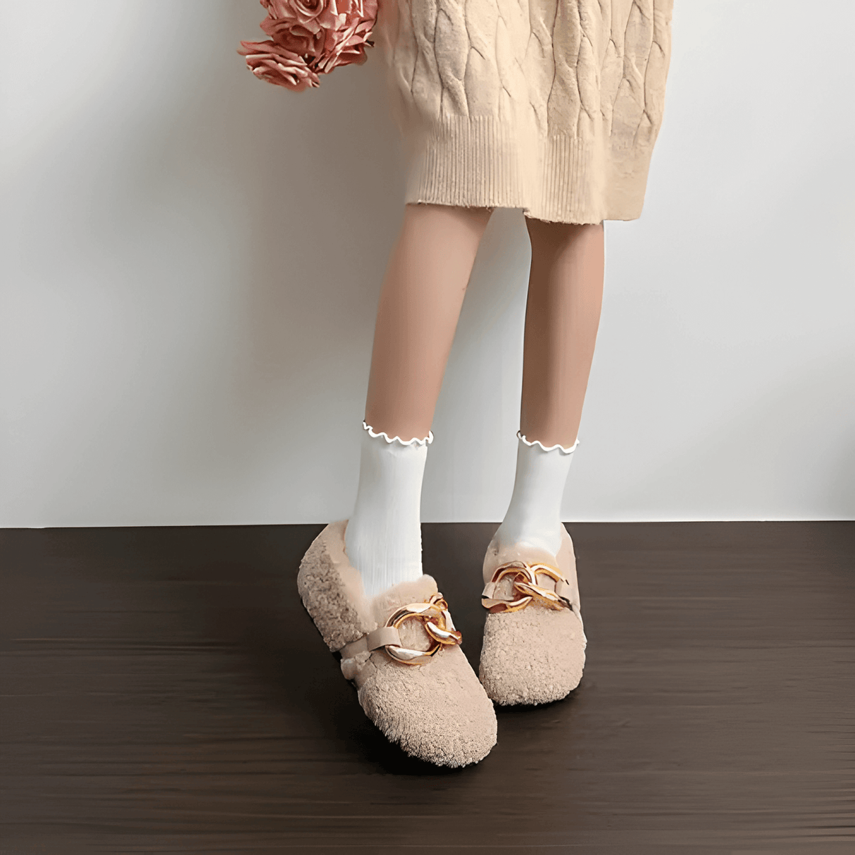 CozyGleam – Plush Faux Fur Cozy Shoes med Guldspänne och Teddy-Textur för Hem och Utomhus