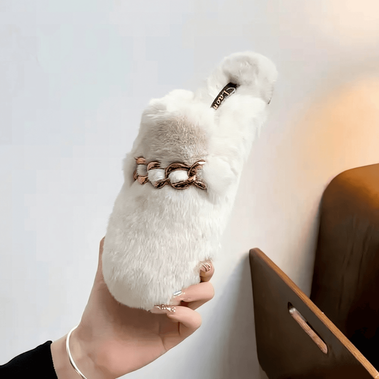 TeddyFinesse – Eleganta Faux-Fur Mule Tofflor med Guldkedja & Plyschig Komfort för Inomhus och Lätt Utomhusbruk