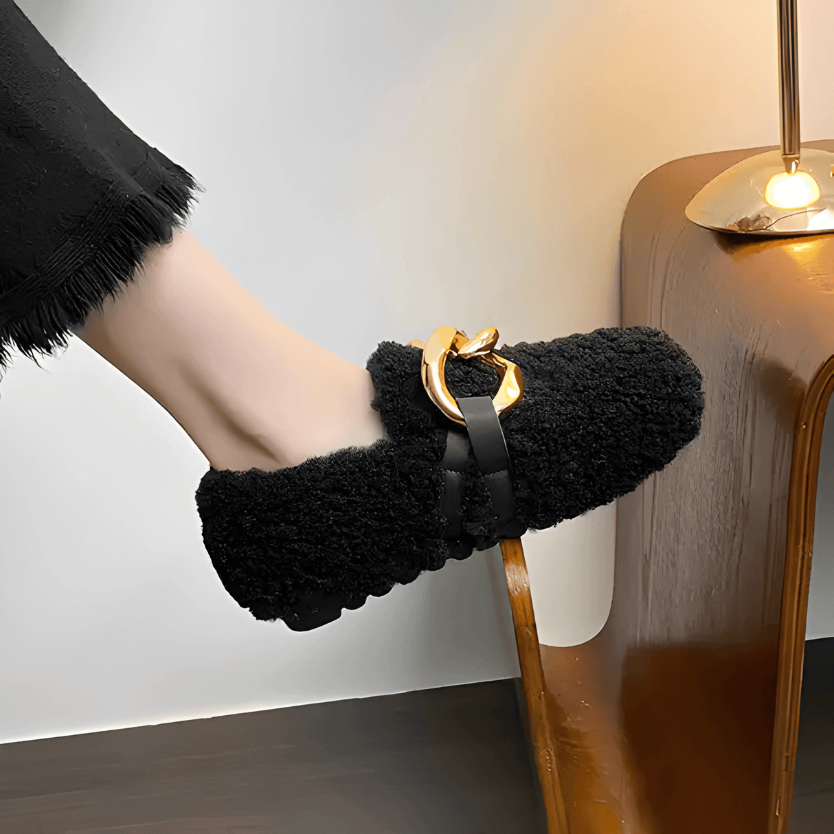 CozyGleam – Plush Faux Fur Cozy Shoes med Guldspänne och Teddy-Textur för Hem och Utomhus