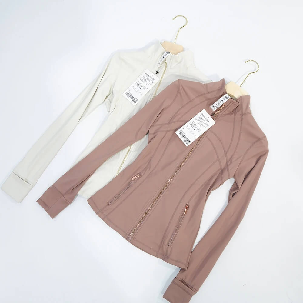 SilkMotion – Slimmad Yoga- och Träningsjacka med Dragkedja, Snabbtorkande Material & Följsam Passform för Aktiv Vardag